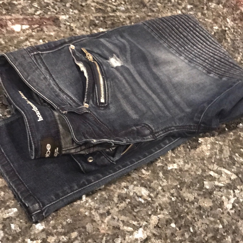 Bebe heartbreaker skinny Capri jean stretch pant.